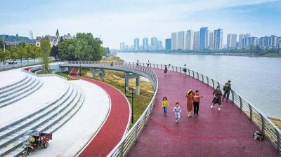 ​适合发湖边美景朋友圈的句子（描写盛夏湖景的短句）