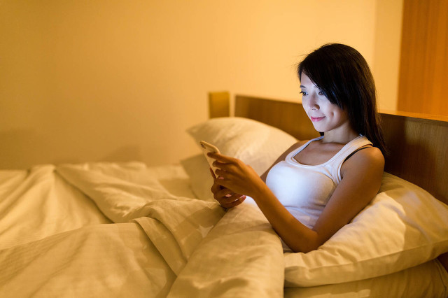 手机取代了一切的说说 一天到晚玩手机说说