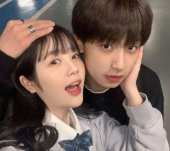 ​春天朋友圈简单句子 春天的午后，阳光明媚踏青挖野菜喽