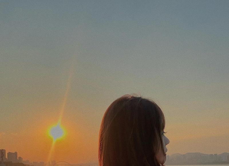 摘草莓的抖音解说文案（摘草莓段子）