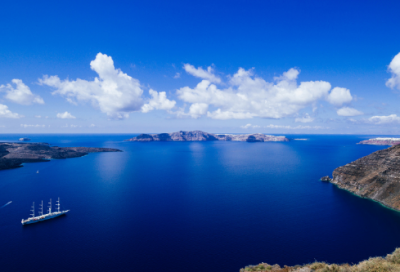 ​冬日黄昏时车来人往的街头作文六年级