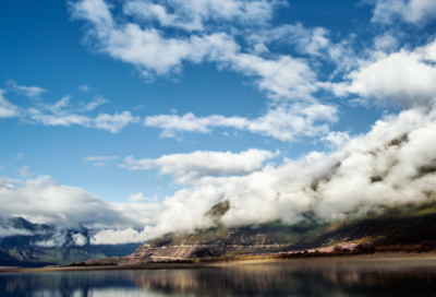 ​峡口送友人翻译及赏析（峡口送友人表达的情感）